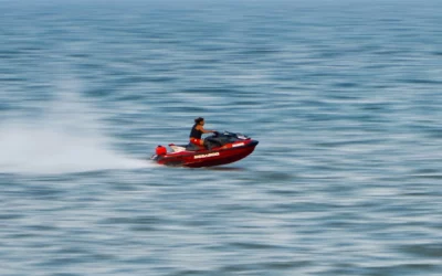 ¿Qué título necesito para conducir una moto de agua en Barcelona?